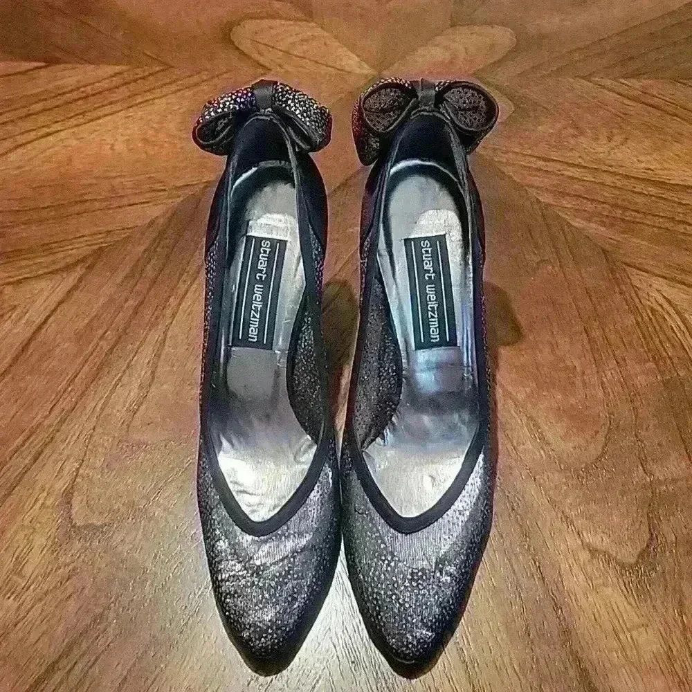 Stuart Weitzman women's pump. Size 7.5 with 2.5 inch heel